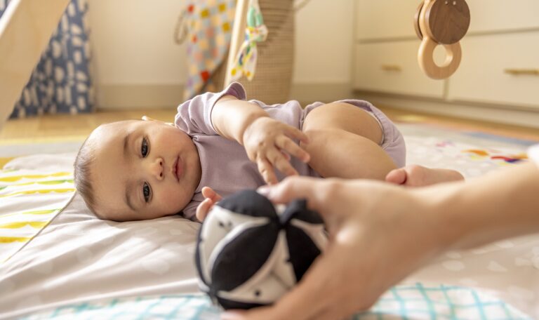 à quel âge bébé se retourne seul