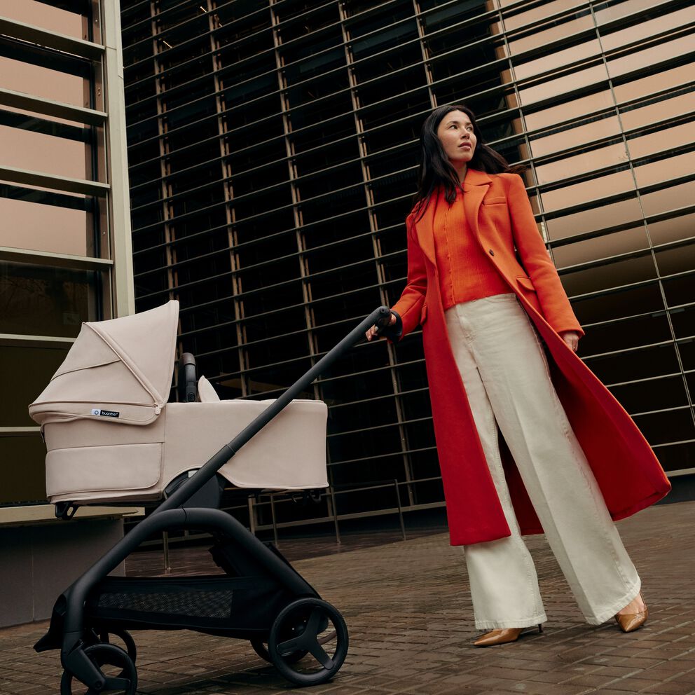 Bugaboo Dragonfly poussée dans la rue