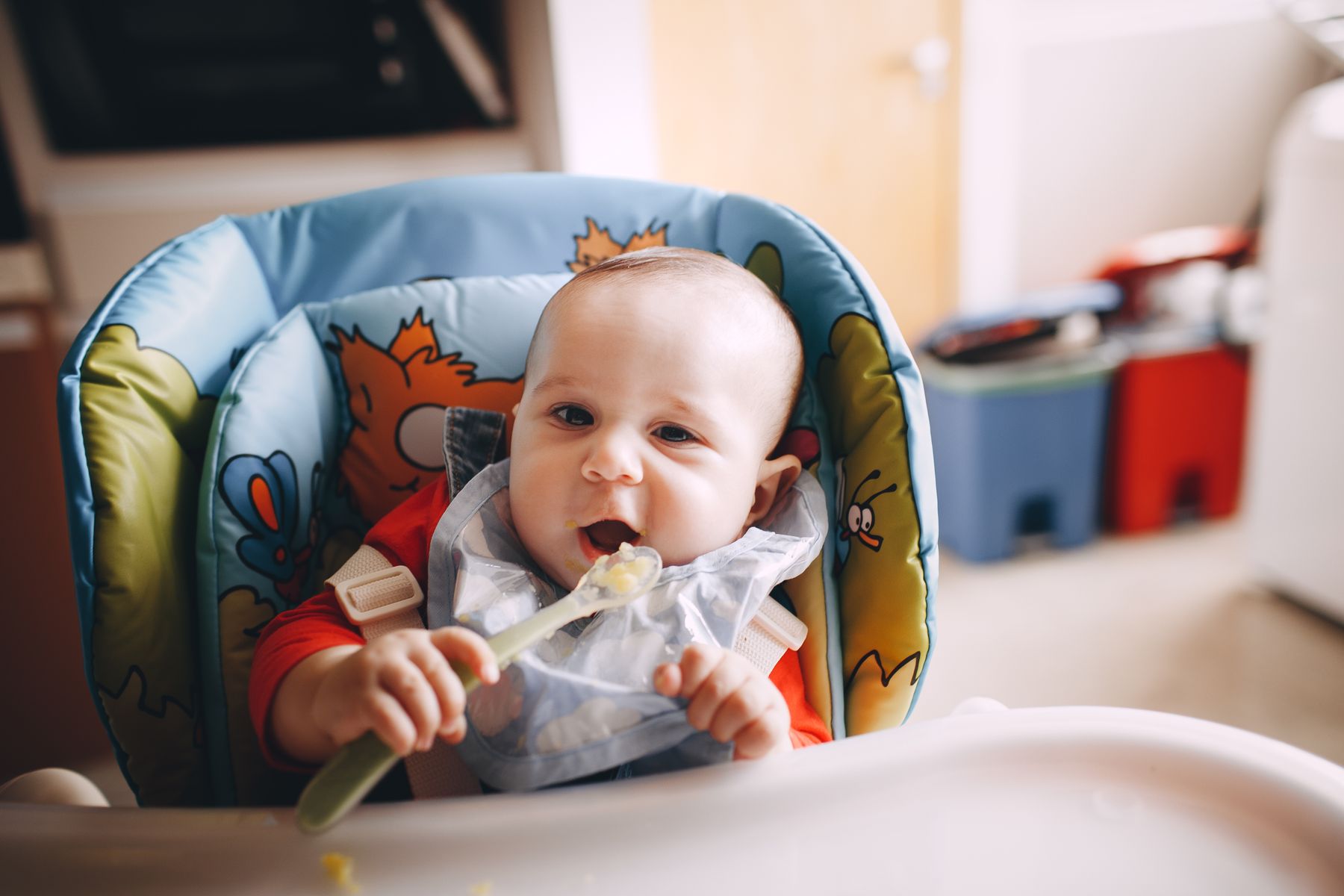 Bébé découvrant la purée à la cuillère