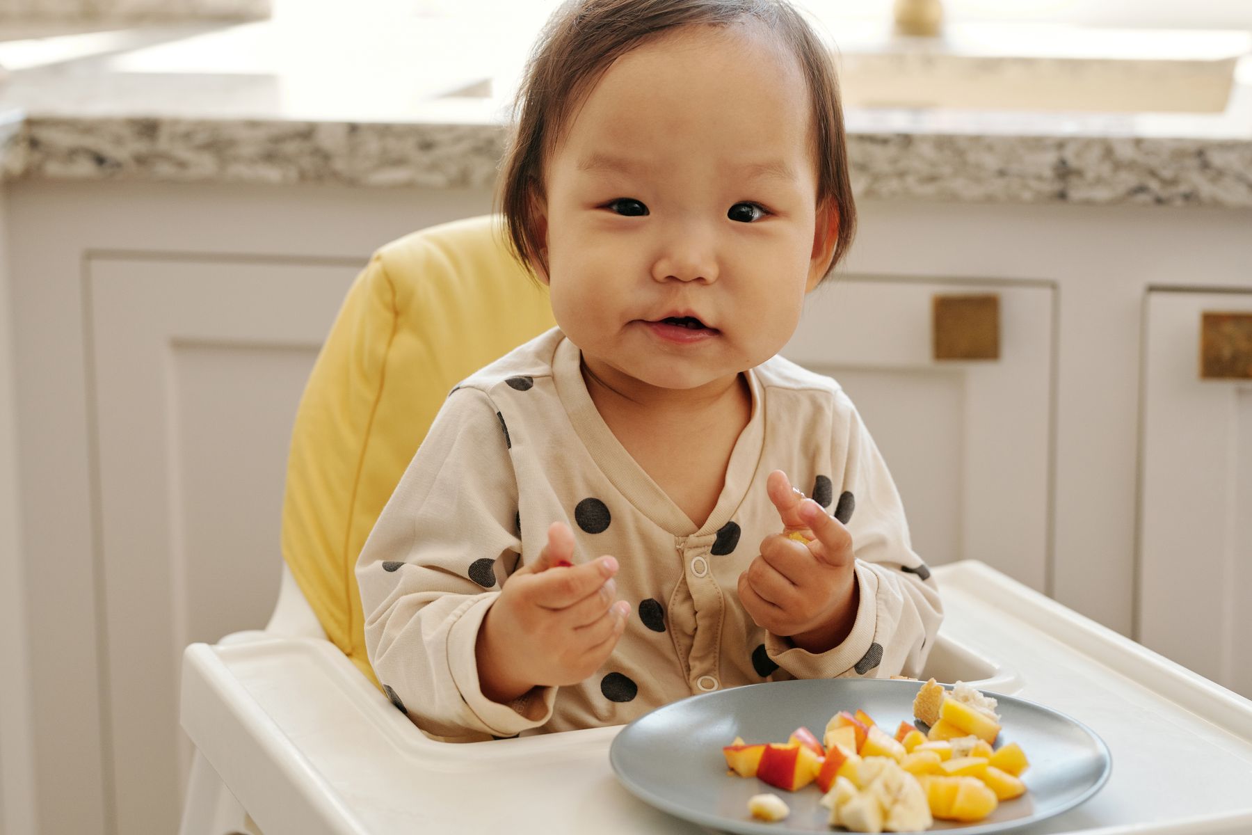 Bébé qui goûte des morceaux fondants