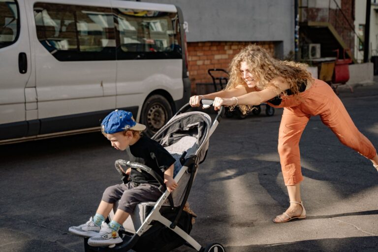 Enfant dans une poussette