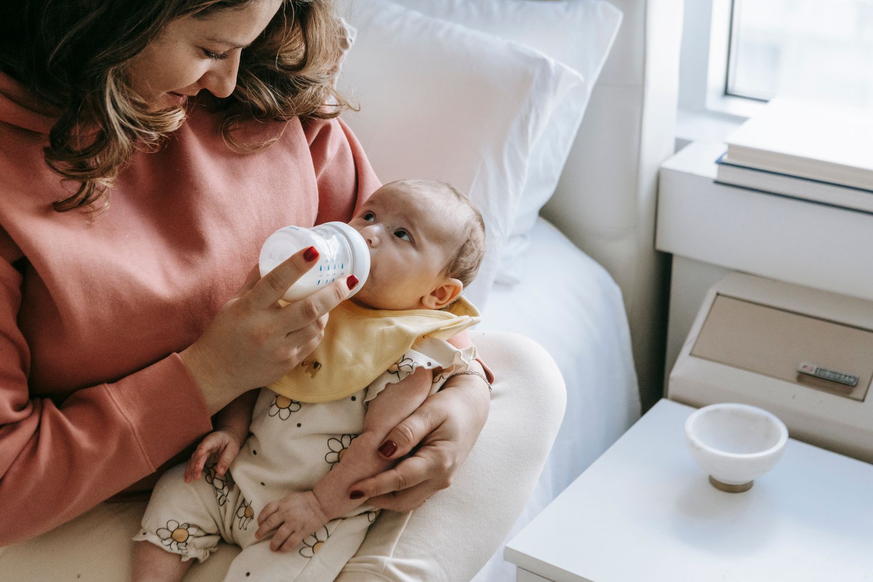 Biberon de lait adapté au poids du bébé