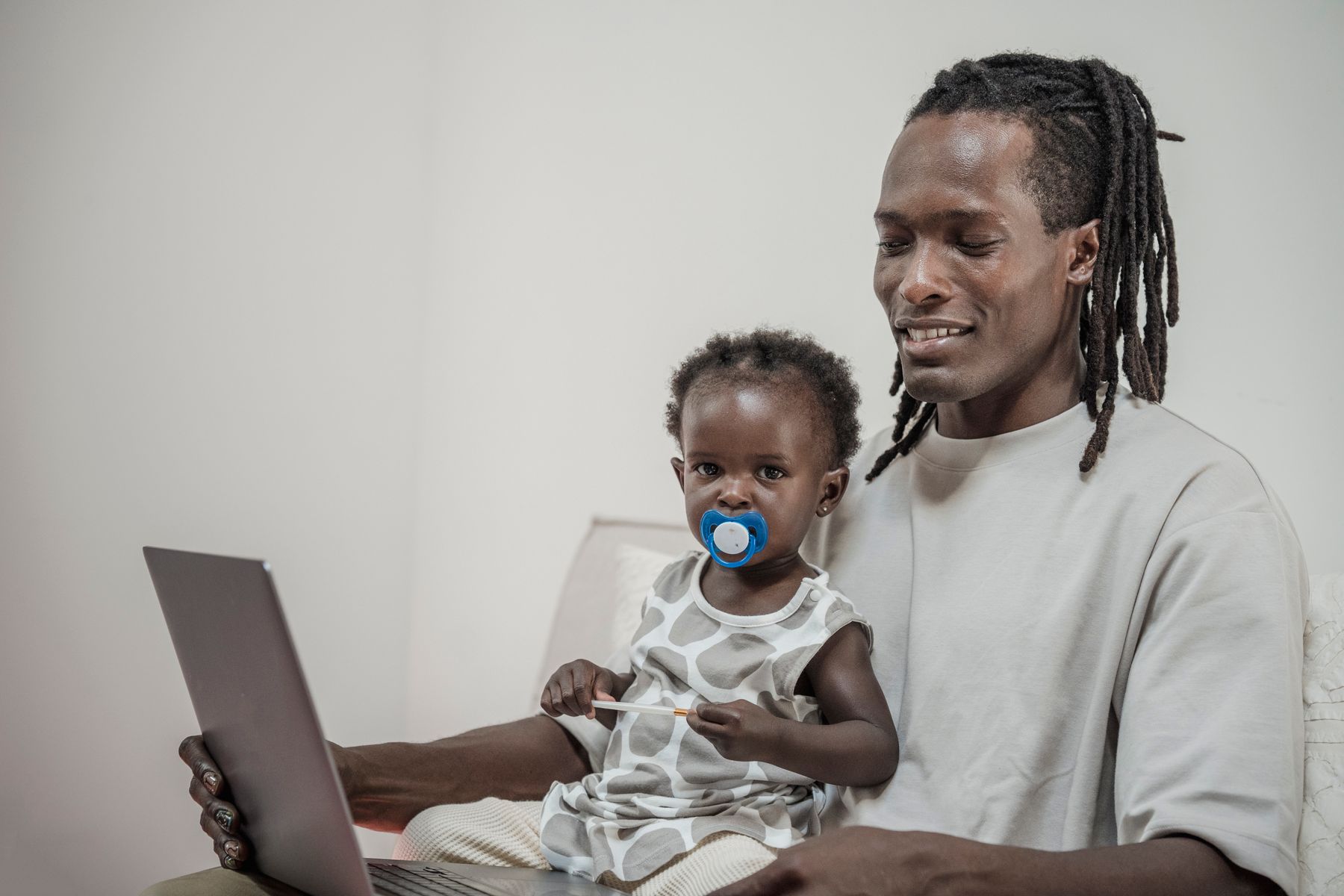 Parent qui compare des avis en ligne sur un ordinateur