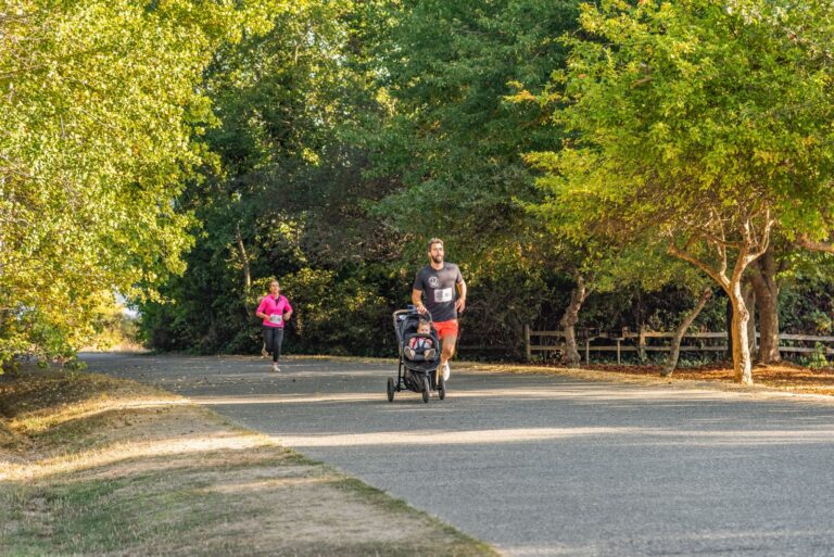 Poussette 3 roues tout-terrain sur un chemin de parc