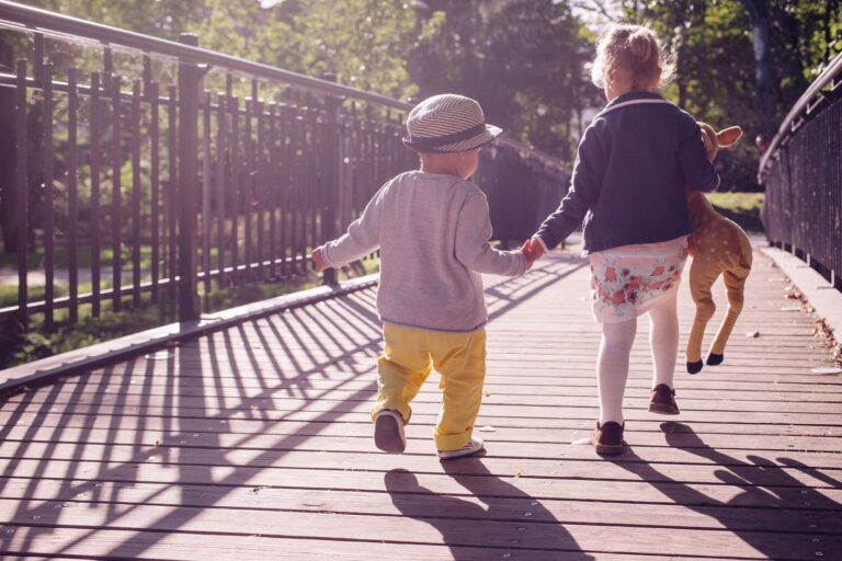 Deux enfants d age different qui marchent main dans la main