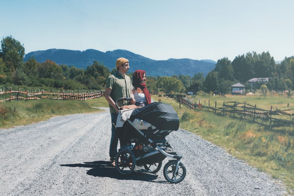 Poussette sur un chemin de campagne