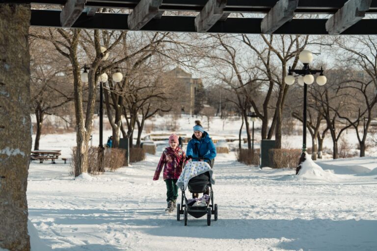 Chancelière universelle sur une poussette en hiver