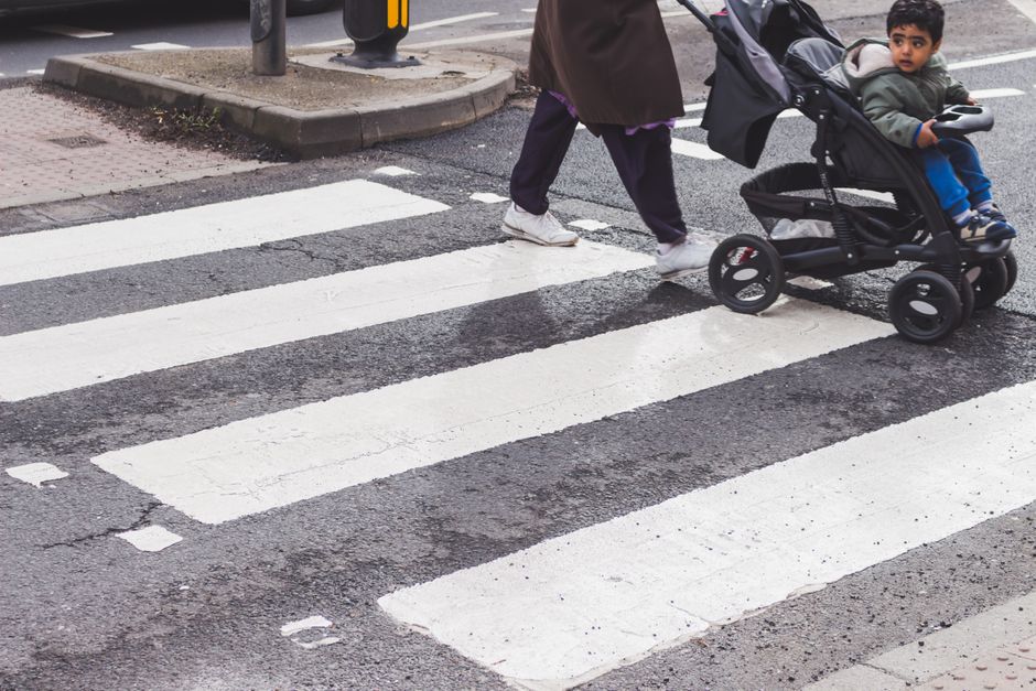 Franchir un trottoir avec une poussette