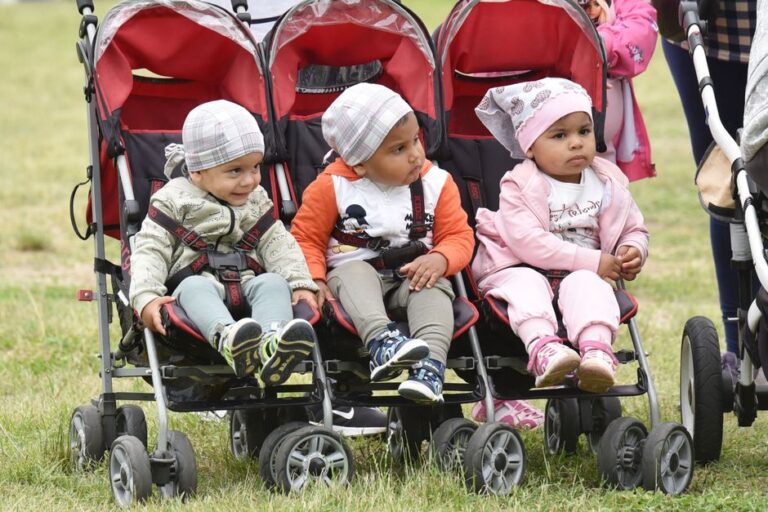Bébés installés dans des poussettes en balade