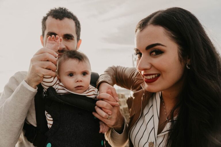 Bébé porté en kangourou par ses parents
