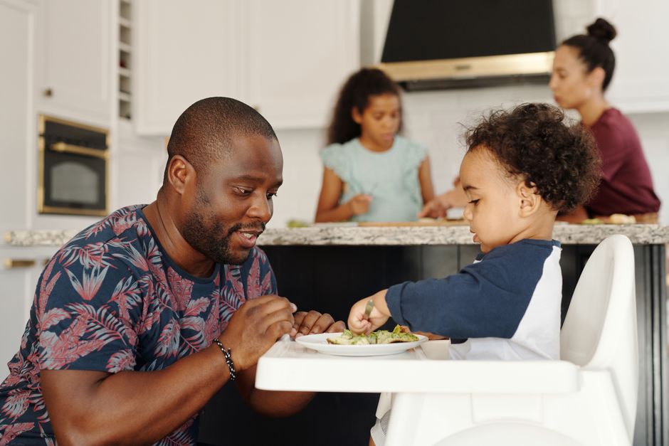 Enfant qui mange à table en famille
