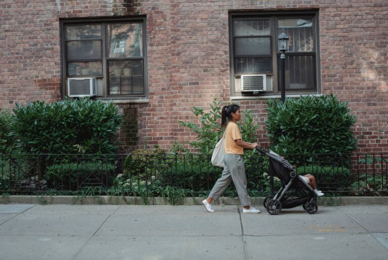 Parent en promenade avec une poussette compacte en ville
