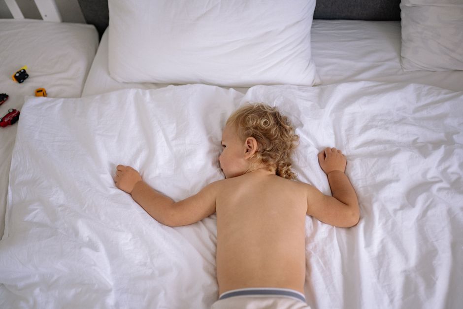 Enfant qui dort dans son lit