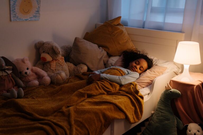 Enfant qui dort paisiblement dans son lit