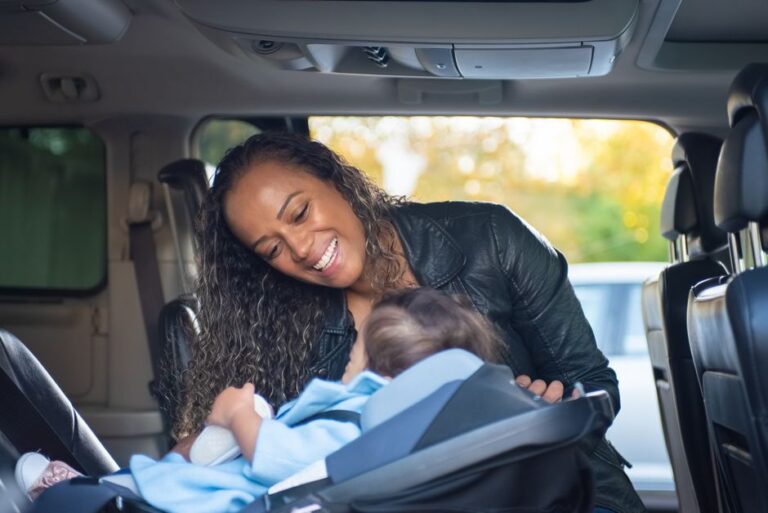 Maman installant son bébé dans un siège auto évolutif