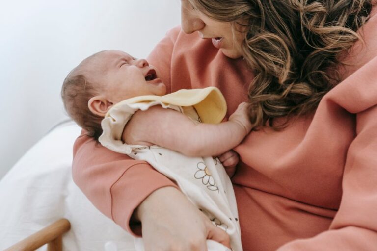 Maman réconforte son bébé enrhumé