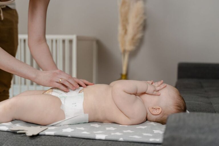 Bébé changé sur une table à langer