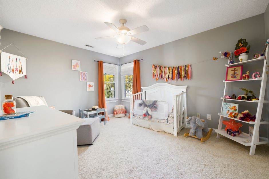 Chambre de bébé avec étagères et rangements colorés