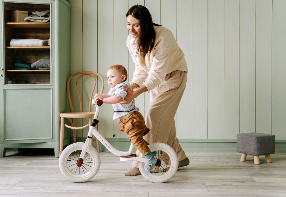Bébé de 1 an qui apprend la draisienne avec sa maman