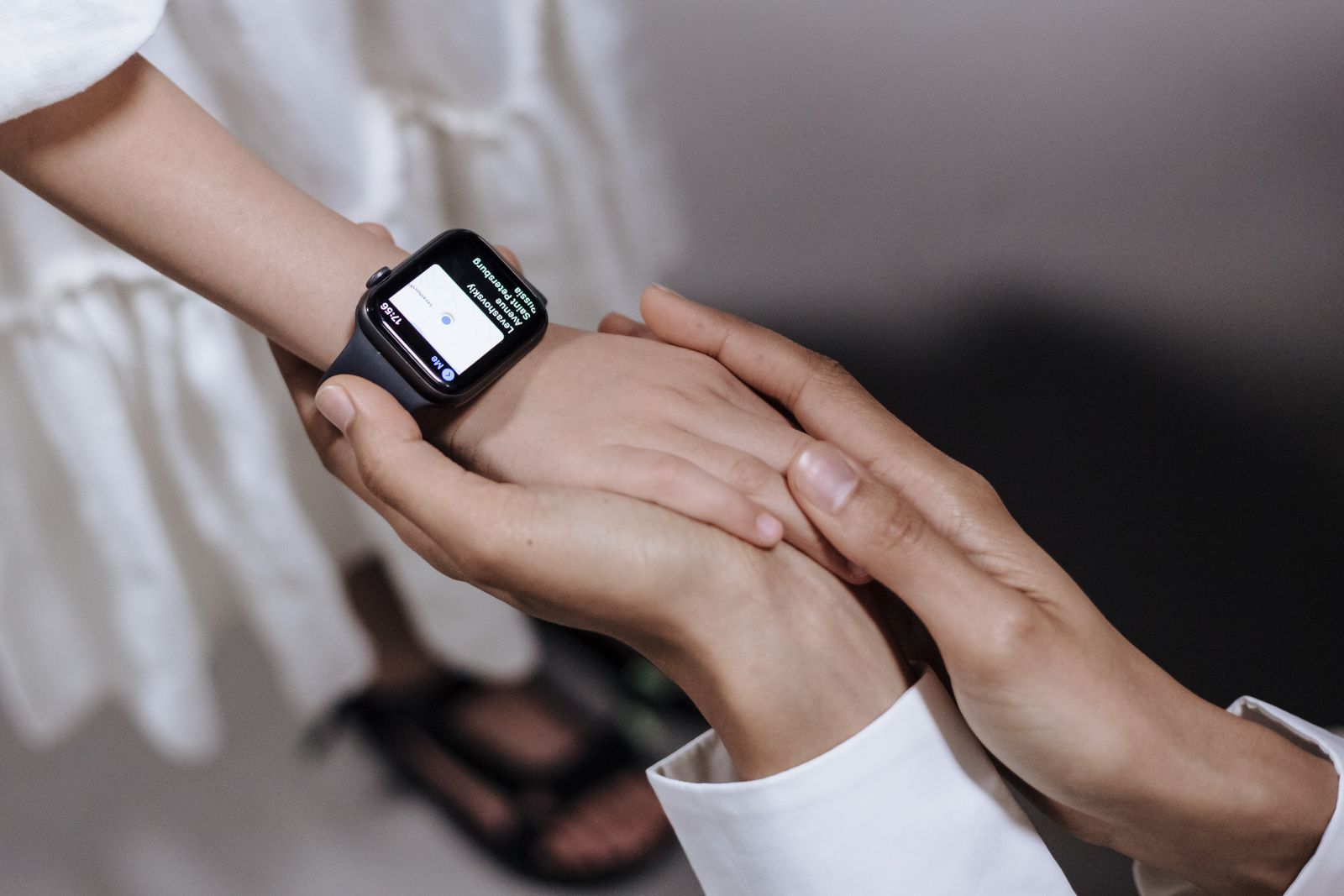 Adulte tenant la main d'un enfant qui porte une montre connectée