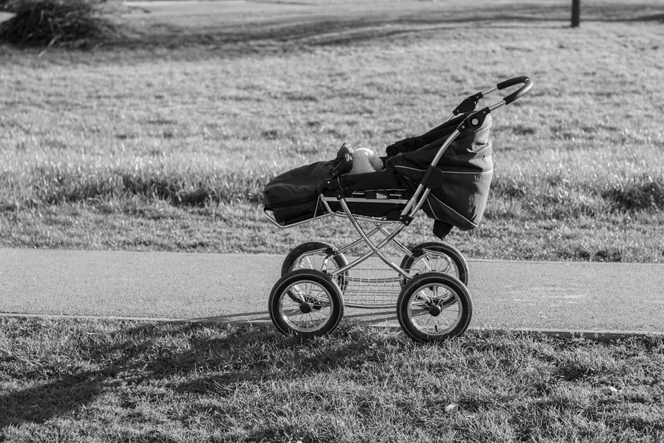 Poussette à grandes roues sur un chemin
