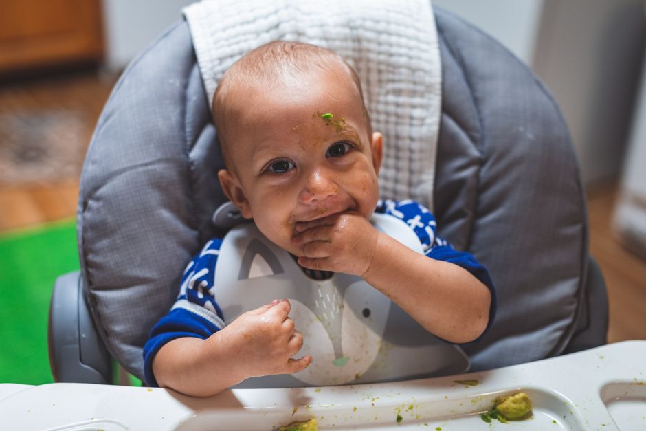 Bébé en bavoir pendant un repas