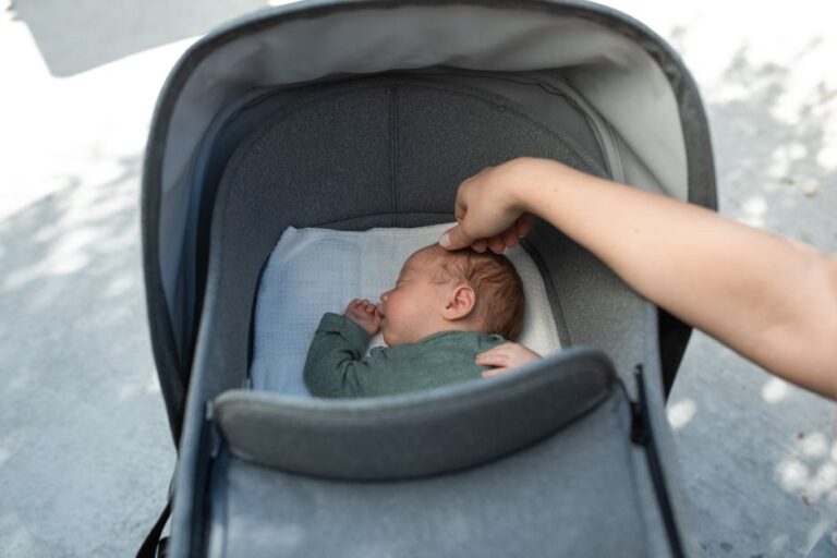 Bébé endormi dans une nacelle de poussette